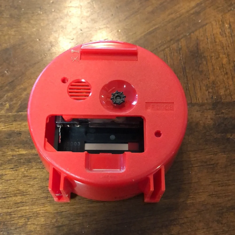 Mickey Mouse Lorus quartz clock it’s missing the battery cover and don’t work